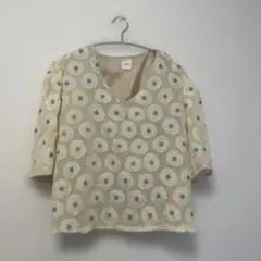 Isn't She? 花柄刺繍 半袖トップス　ブラウス　ベージュ　裏地あり