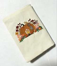 刺繍ブックカバー　『かぼちゃの家と猫』　文庫本　A6判サイズ　ハンドメイド