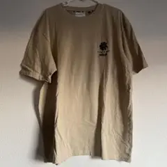 ユニークなデザインのベージュTシャツ