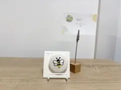 ミツバチ刺繍の布製ブローチ