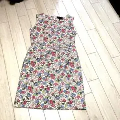 今日だけ価格。タルボットの明るい花柄のタック入りワンピース