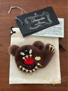 本日のみ　1点物　春夏向け　美品　デモデ　Démodée クマ型ブローチ 1点物 春夏向け 美品 デモデ Démodée クマ型ブローチ
