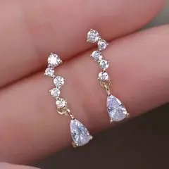ピアス　ティアドロップ　ジルコニア　ニッケルフリーメッキ　　揺れる