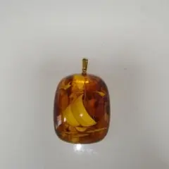 帆船デザインの琥珀色チャーム