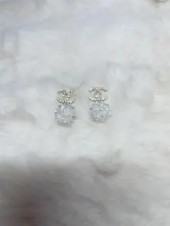 ロゴ付きピアス