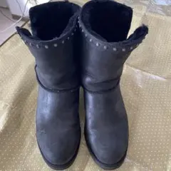UGGスタッズ付きレザーショートブーツブラック