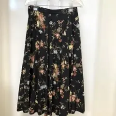 花柄黒フレアスカート　 ウエスト66㎝
