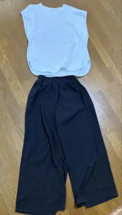 ホワイトトップスとブラックワイドパンツセットアップ