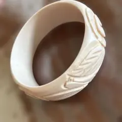 花彫刻デザインの天然素材バングル