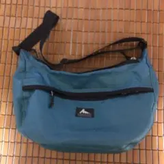ショルダーバッグ フロントポケット付き