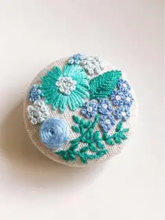 アイスブルーのお花畑　＊ハンドメイド刺繍ヘアゴム＊