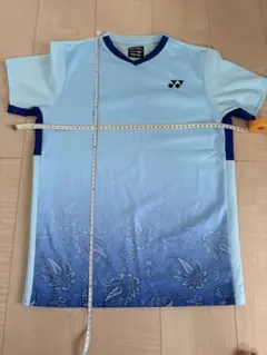 ヨネックス ジュニア　水色ペイズリー柄シャツ　赤シャツと白ショートパンツセット