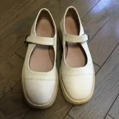 薄いベージュストラップシューズ