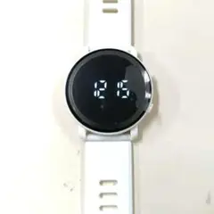 ホワイトデジタル腕時計