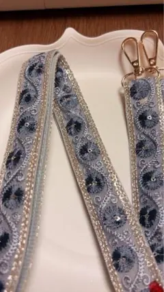 インド刺繍リボン　スマホショルダーストラップ　ハンドメイド　深めの青色と水色