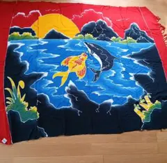 海の生き物と太陽のタペストリー