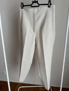 ZARA クリーム色 タック入りスラックス