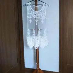 ホワイト刺繍ノースリーブトップス