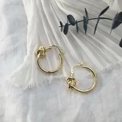◆新品◆ゴールド☆上品ノットピアス☆重厚フープピアス☆結び目