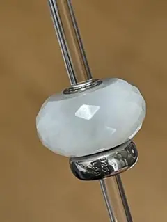 【お値下げ中】　trollbeads1点 ミルキークオーツ