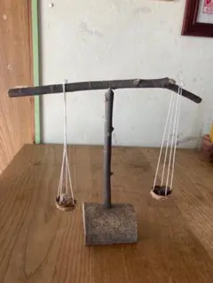 木製　天秤　手作り品　木と胡桃で作りました