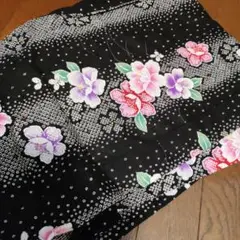 値下げ　上品な黒地に花柄の浴衣 　大人 　中学生 　高校生にも