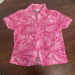 ピンクシャツ