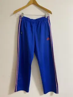 adidas トラックパンツ 万国旗タグ