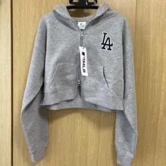 M 新品 MLB LAロゴ アップリケ グレー クロップドパーカー ショート丈