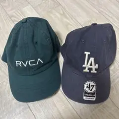 RVCAダークグリーンキャップとLAネイビーキャップ