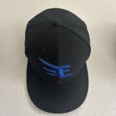 黒キャップ 青いロゴ付き