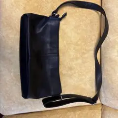 黒いレザーショルダーバッグ