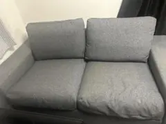 グレーの2人掛けソファ