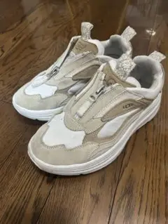 UGG ジッパー付きベージュスニーカー
