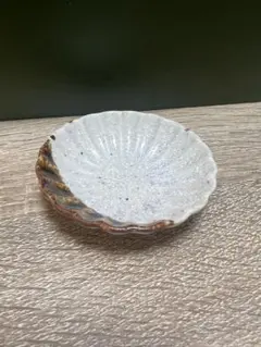 波型の白い陶器皿