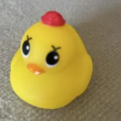 赤い帽子付きアヒル型おもちゃ