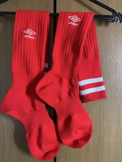 umbro 赤 サッカーソックス ストライプ　27〜29cm