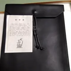 黒の革製書類入れ