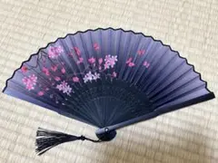 桜模様の紫色と黒色の扇子