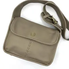 極美品 マヌー ショルダーバッグ フラップ ゴールド金具 シボ革 グレージュ