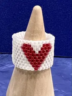 ハンドメイド 白地×赤 ハートのリング