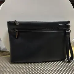 黒の合成皮革クラッチバッグ
