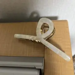 ホワイト アクリル クランプ式ヘアクリップ