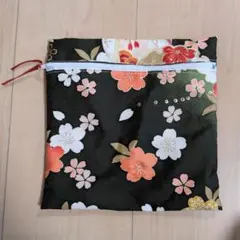 正方形　和柄　花柄ファスナー付きポーチ