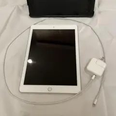 美品　Apple iPad シルバー 本体 充電器付き