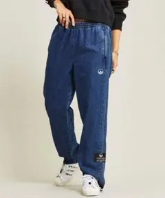 ☆アディダスオリジナルス、ミッドウエストデニムパンツ☆