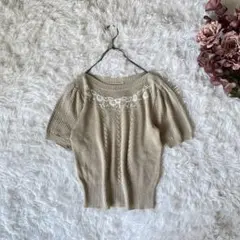 花柄刺繍ビジュー　半袖リネンブレンドニットカットソー　ベージュ系