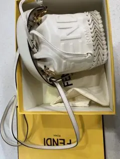 モン トレゾール ホワイトレザー ミニバッ ステッチ