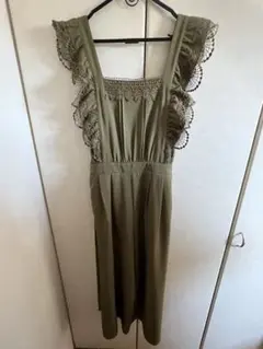 カーキ色フリル付きオーバーオール
