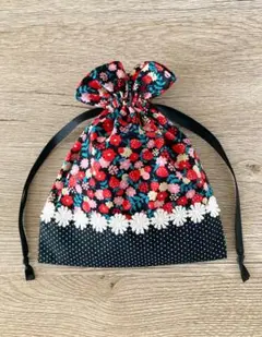 いちごとドットの巾着ポーチ　クロ